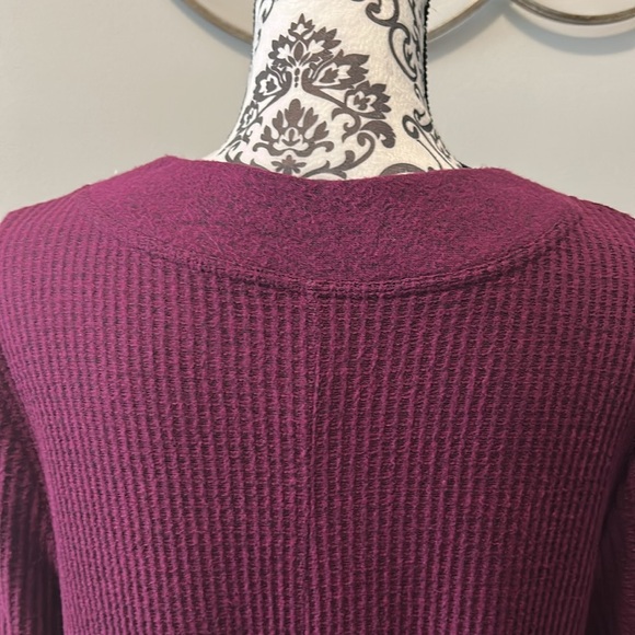 NWOT. Woman’s v-neck, long sleeve, waffle knit tunic length t-shirt in burgundy. - Picture 8 of 9